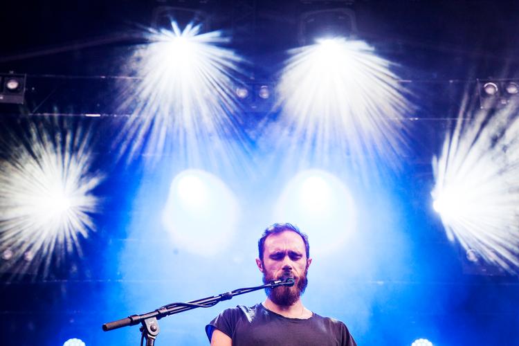 ELEKTRONISK. På sit andet album er den akustiske guitar lidt mere i baggrunden end tidligere til fordel for både elektroniske elementer samt piano og blæsere. 