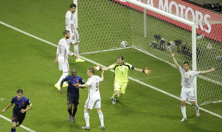 Ydmygelse. Iker Casillas var tosset over, at der ikke blev dømt frispark mod ham ved 3-1-scoringen. Det skulle dog blive meget værre for målmanden. 