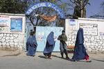 Valgdag. Tildækkende kvinder forlader et valglokale efter at havde stemt til dagens anden valgrunde i det afghanske præsidentvalg. 