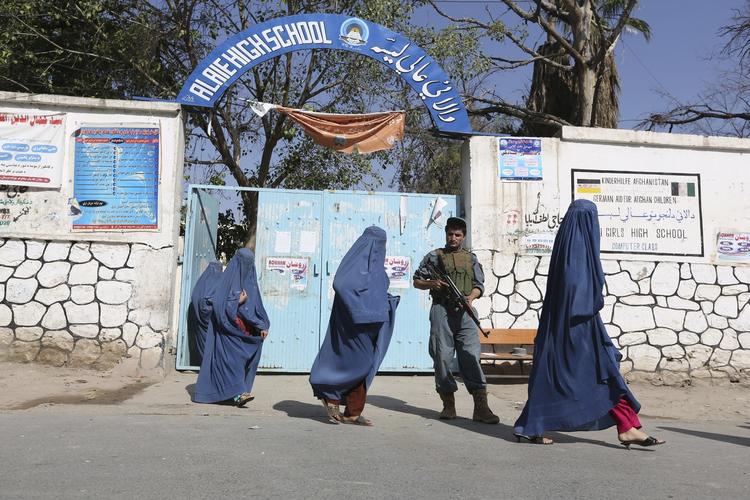Valgdag. Tildækkende kvinder forlader et valglokale efter at havde stemt til dagens anden valgrunde i det afghanske præsidentvalg. 