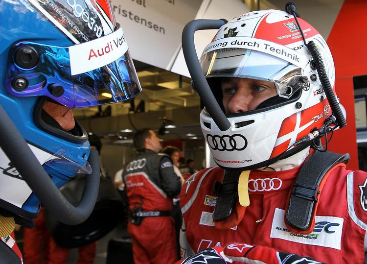 Hvile. Tom Kristensen (th) kan nu få en lur, inden han skal bag rattet igen. Hvis altså bilen holder. 