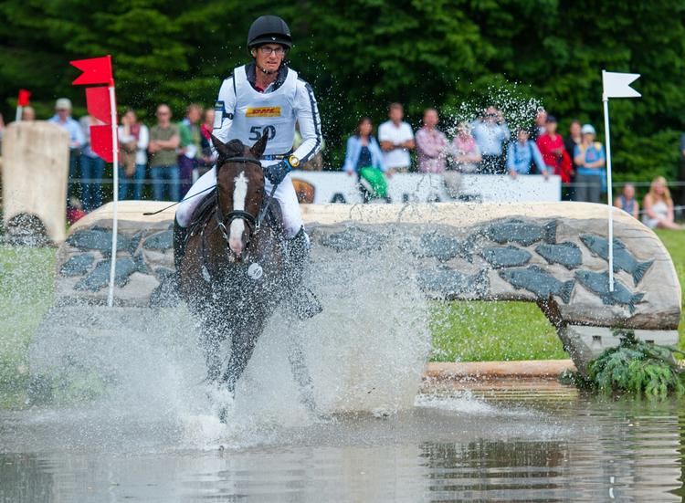 Dødsfald. Den tyske rytter Benjamin Winter og hans hest forcerer en forhindring ved et ridestævne i Luhmuehlen, Tyskland. 25-årige Winter døde i aftes efter et fald ved stævnet. 