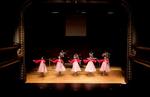 FUSIONSKØKKEN. Nordkoreanske babydolls på høje hæle og snorlige række - i lag med vestlig røvballemusik. 