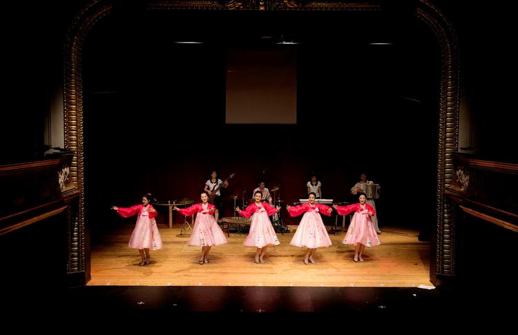FUSIONSKØKKEN. Nordkoreanske babydolls på høje hæle og snorlige række - i lag med vestlig røvballemusik. 