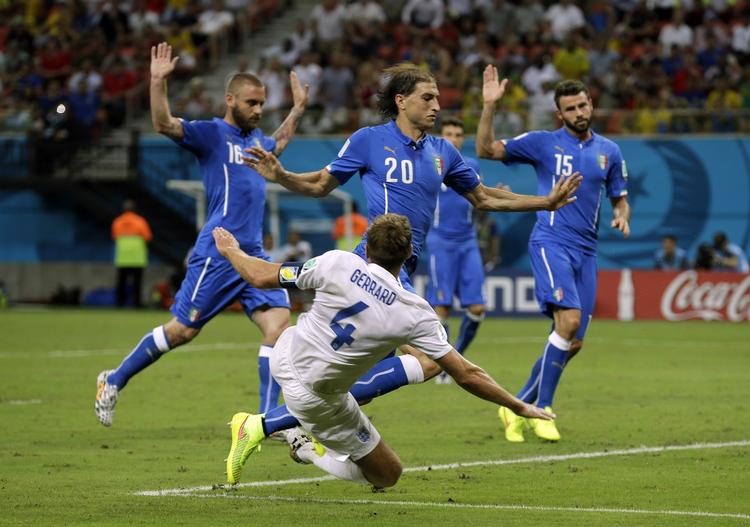 Nedtur. Steven Gerrard og England har ikke besejret Italien i snart 40 år. 