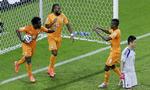 Indflydelse. Drogba (i midten) har fem dage til at få kroppen helt klar til kampen mod Colombia. 