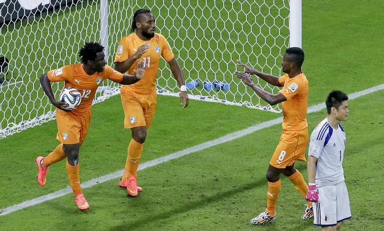 Indflydelse. Drogba (i midten) har fem dage til at få kroppen helt klar til kampen mod Colombia. 