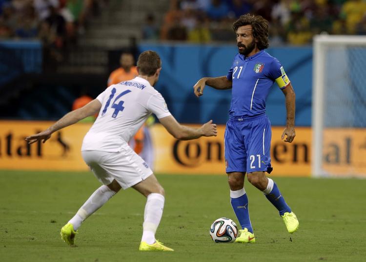 Kunstner. Andrea Pirlo (th) var suveræn på den italienske midtbane, hvor han var i fuld kontrol. 