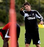 Ikon. Michael Laudrup er i høj grad sit eget varemærke - over hele verden. Anerkendelsen er universel, og på sin 60-års dag i 2000 slog dronningen ham til ridder af Dannebrog. 
