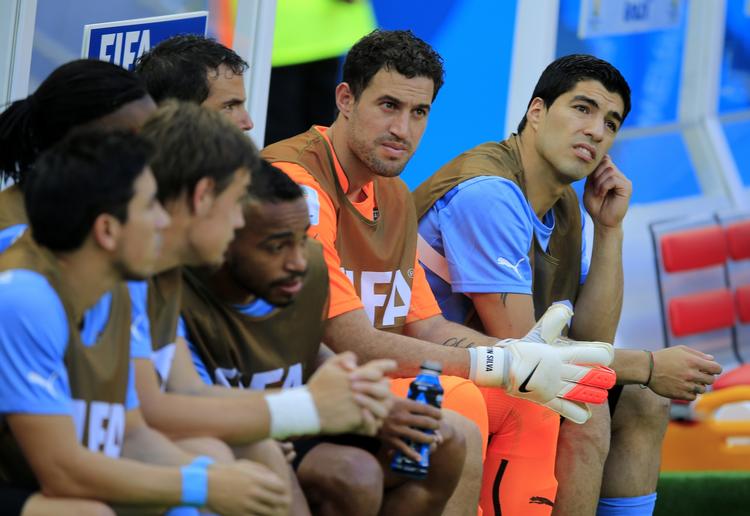 skadesfri. Luiz Suarez (th) var savnet på Uruguays mandskab, der overraskende tabte til Costa Rica. 