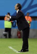 ulastelig. Selv om det var midt i junglen og med høje varmegrader, så var den italienske træner Cesare Prandelli under kampen mod England som sædvanligt klædt i habit på sidelinjen. 