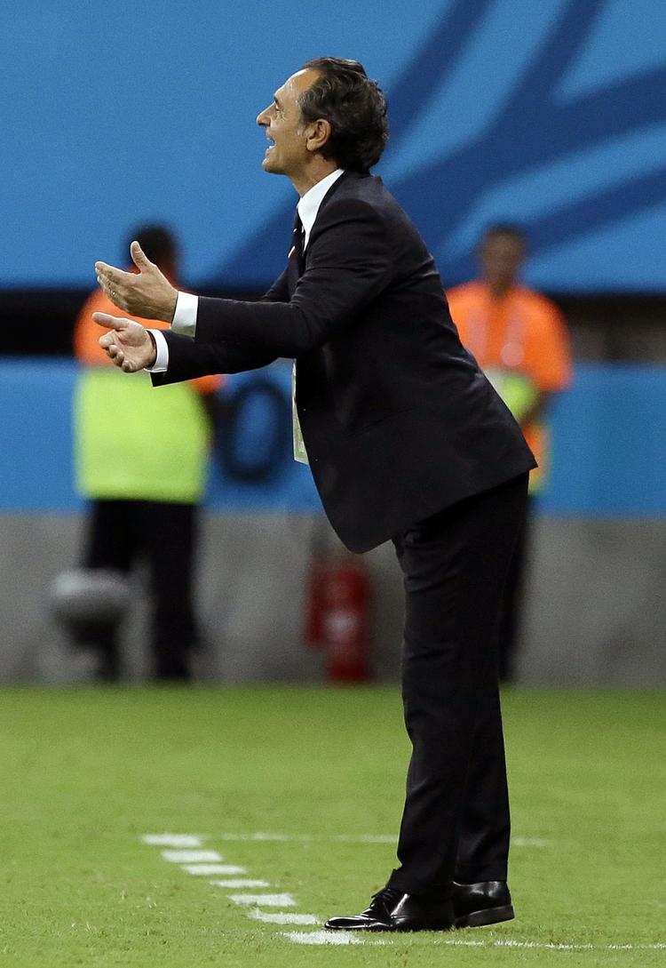 ulastelig. Selv om det var midt i junglen og med høje varmegrader, så var den italienske træner Cesare Prandelli under kampen mod England som sædvanligt klædt i habit på sidelinjen. 