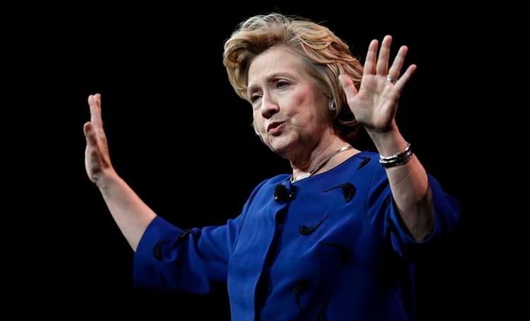 Opvarmning. Bogen om Hillary Clinton er skrevet for at holde hendes navn varm i medierne, mens hun overvejer, om hun vil stille op til præsidentvalget. 