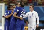 2-1. En skuffet Wayne Rooney (th) siger tak for kampen til de italienske vindere. 