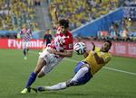 skade. Hulk (th) er tvivlsom til Brasiliens næste VM-opgør mod Mexico på grund af en forstrækning. 