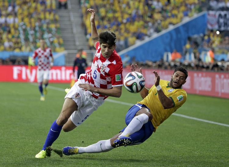 skade. Hulk (th) er tvivlsom til Brasiliens næste VM-opgør mod Mexico på grund af en forstrækning. 