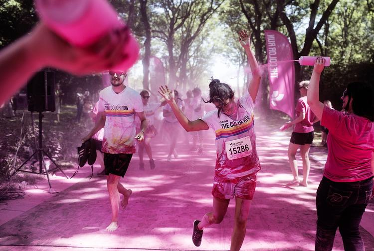 Farverigt. Valbyparken lagde i dag stier til det amerikanske motionsløb Color Run, hvor det ikke handler om at komme først i mål men om at få samlet så mange farver på sit hvide tøj som overhovedet muligt. Ved i alt fem poster blev omkring 10.000 løbere overdænget med farvestøv. 