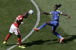 Kamp. Johan Djourou (tv) får bolden væk, inden Ecuadors Felipe Caicedo kan nå frem. 