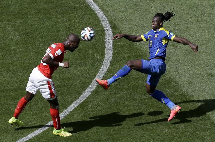 Kamp. Johan Djourou (tv) får bolden væk, inden Ecuadors Felipe Caicedo kan nå frem. 