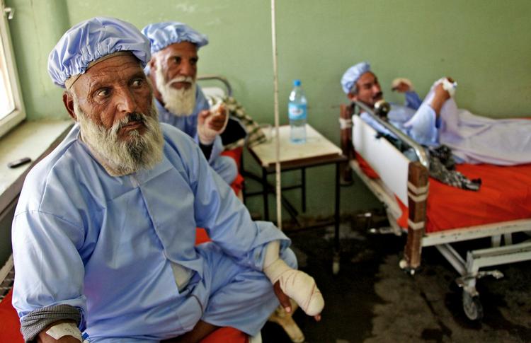 VÆLGERE. De afghanske vælgere dypper pegefingeren i blæk efter de har stemt. Det kostede 11 afghanske mænd deres pegefingre. 