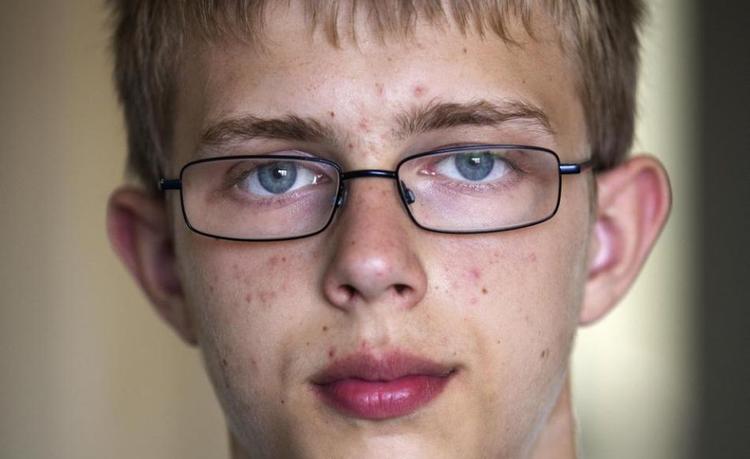 Sundhedstjek. På mobil-appen Diabetes og kulhydrattælling kan Mark Nielsen hurtigt se, hvor meget insulin han skal tage sammen med maden 