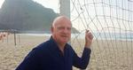 Rundrejse. Flemming Toft på Copacabana-stranden få øjeblikke før, han og kommentatormakkeren Morten Bisgaard fløj videre til Sao Paolo. Fodboldkommentatoren dækker VM i fodbold i Brasilien og skal de kommmende fire uger flyve 21 gange. 