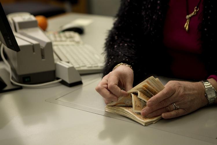 FAREZONEN. Bankerne skærer ned for at tilpasse omkostningerne til den lave aktivitet i øjeblikket. I alt har over 500 medarbejdere fået en fyreseddel i år. (arkivfoto) 