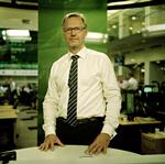 elastik. Anders Dam vil nedbringe antallet af ansatte i Jyske Bank til 4.000, men udviklingen vil afgøre, om bankdirektøren skal af med flere eller færre end de 444, som i øjeblikket er for mange. 