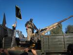 ISLAMISTER. Irakiske militsmedlemmer poserer på et militærkøretøj, de har erobret fra det irakiske forsvar. 