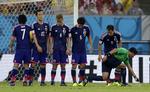 STOP. Under VM-slutrunden i fodbold i Brasilien maler dommerne hvide streger på banen for at markere, hvor muren skal tage opstilling ved frispark. Her den chilenske dommer Enrique Osses underf kampen Elfenbenskysten og Japan, som detg afrikanske holdt vandt 2-1. 