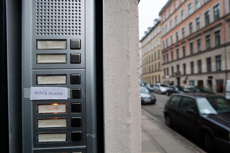 Nyfortolket. Ibsens 'Et Dukkehjem'  er et af de mest spillede teaterstykker i verden. Under CPH Stage kan man opleve det i helt private rammer og med amatørpar i rollerne som Nora og Helmer. 