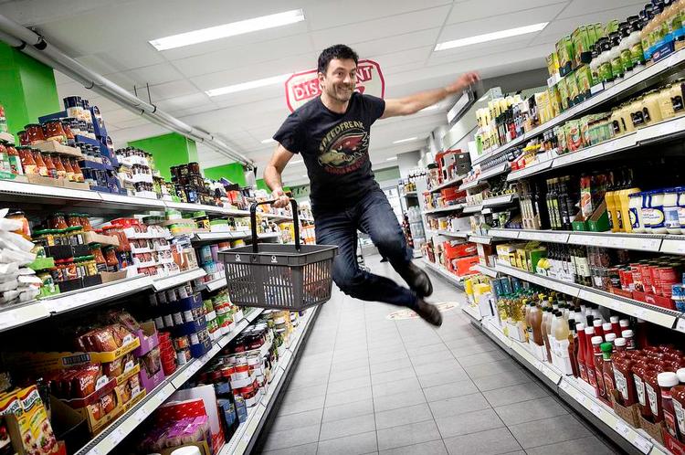 Spar. Erling Daell er arving til millionkæderne Harald Nyborg og Jem &amp; Fix men elsker udløbsdatoer og halv pris, når han køber ind. 