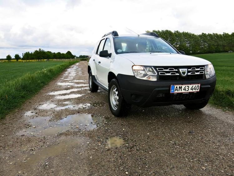 alsidig. En grusvej kan ikke skræmme Dacia Duster. Med firehjulstræk kan den også kravle op fra grøftekanten. 