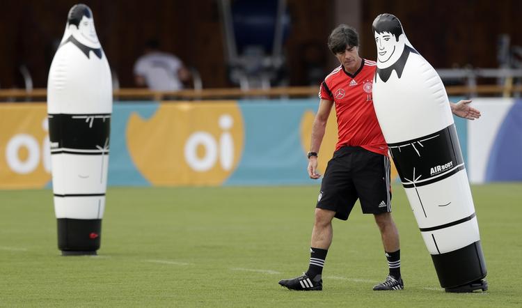 TRÆNEREN. Hvordan Jochim Löw placerer sine spillere i aften, glæder Peter Bonde sig til at se. 