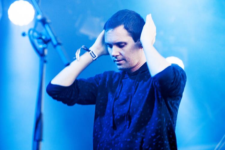 Solo. Forsanger Michael Milosh måtte undvære sin danske makker Robin Hannibal på Northside. Men han viste sig både at være en forbløffende sanger og en uovertruffen orkesterleder. 