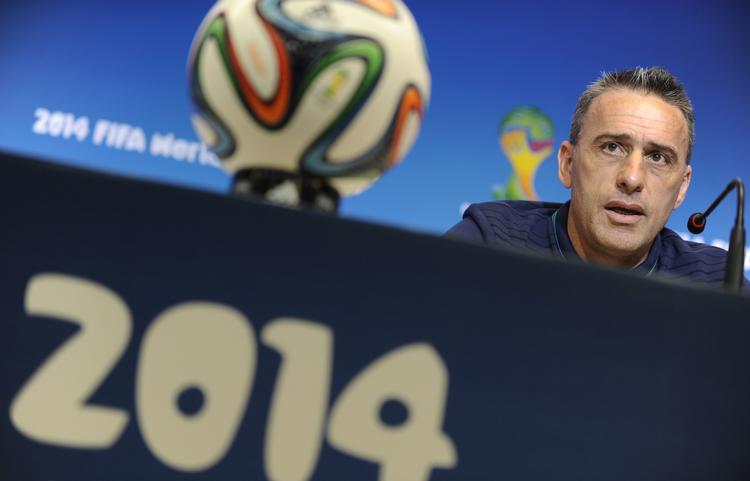 UTILFREDS. 24 af VM-kampene i Brasilien spilles kl. 13 lokal tid, og det er Paulo Bento utilfreds med. 