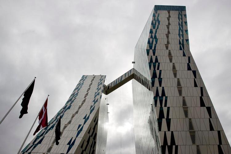 futuristisk. Gangbroen mellem Hotel Bella Skys to tårne er en af de specialopgaver, som Give Stålspær har satset på for at komme ud af krisen. 