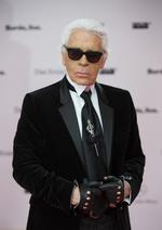 Udfordring. Der skal en ekstra indsats til for at lokke især unge forbrugere væk fra computeren, hvor alt er tilgængeligt på nettet. 