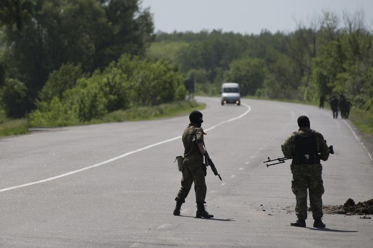 MILITS. Russisksindede bevogter indkørselen til Slavjansk i Østukraine. Nu har kampe langs hovedvej i den uroramte region ødelagt vandinstallationer og truer dermed vandforsyningen. 