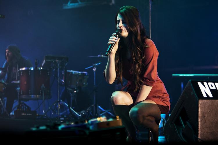 Ufarligt. Lana Del Reys hæderlige popmystik var ikke foruroligende nok. 