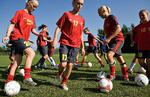 REGELMÆSSIGHED. Det nytter ikke at gå til fodbold en gang imellem. Hyppig træning er bedste måde at undgå skader på, viser dansk forskning. 