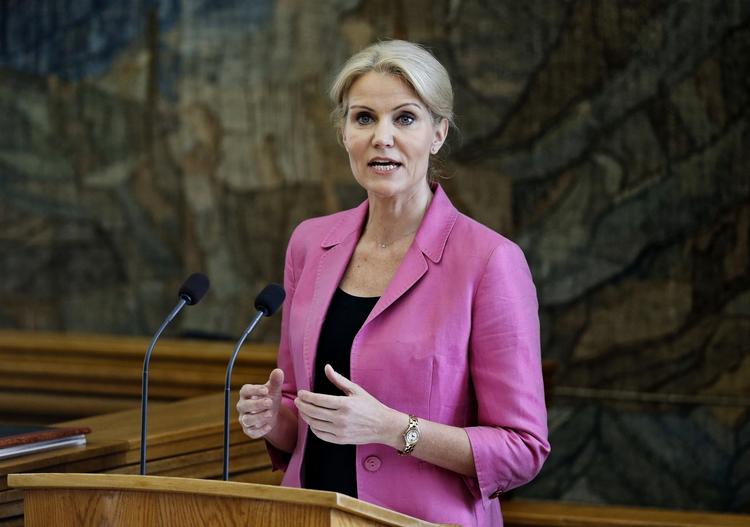 Hacket. I sidste uge vedtog folketinget en lov, der betyder, at Forsvarets Efterretningstjeneste får adgang til borgere og andre virksomheders personfølsomme oplysninger. Nu har en aktivist lækket statsministerens samt forsvarsministerns CPR-numre, så de kan »smage deres egen medicin«. 