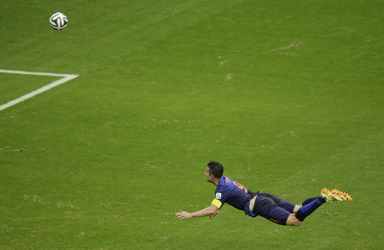 forbilledligt. Under kampen i de indledende runder mellem Spanien og Holland lavede den hollandske angriber Robin van Persie dette mesterværk at et hovedstød, Holland udlignede til 1-1 og vandt kampen ganske overlegent 5-1. 