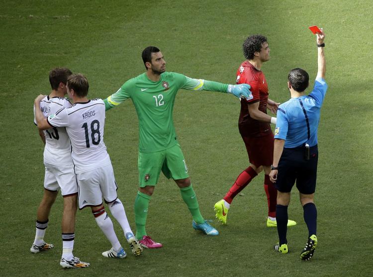 Ud. Portugals træner refererer muligvis til Pepes udvisning. 
