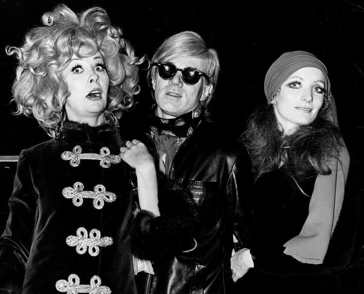 Superstar. Popartkunstneren Andy Warhol havde i sin tid i The Factory en gruppe af såkaldte 'Warhol Superstars', der blandt andet omfattede Ultra Violet (til venstre), der optræder i flere end ti af Warhols film. Billedet her er taget i 1968, året inden Viva (til højre) detroniserede Ultra Violet som Warhols yndling. 