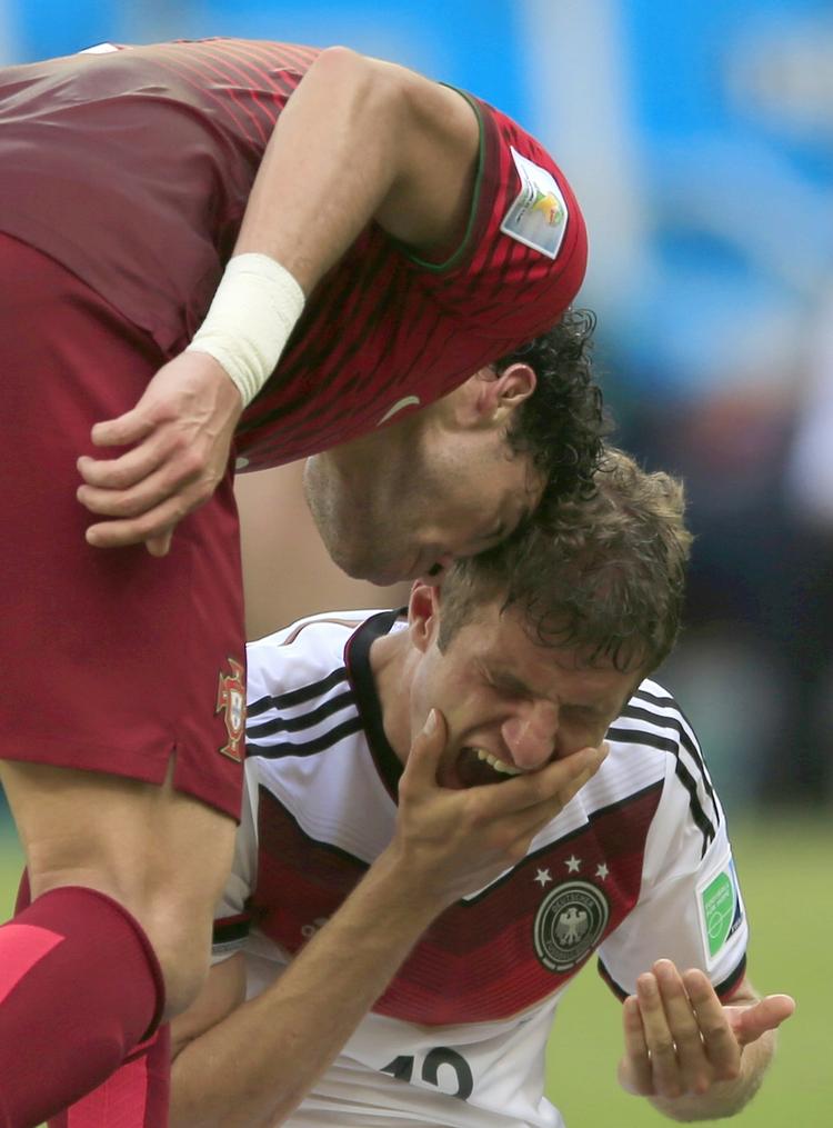 Duel. En af topfodboldens hårde hunde, Pepe (tv), lod sig igen provokere og blev smidt ud efter en batalje med tyskernes tredobbelte målscorer Thomas Müller (th). 