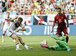 Helten. Thomas Müller scorer sit tredje mål i sejren over Portugal, der fik to mand skadet og Pepe smidt ud. 