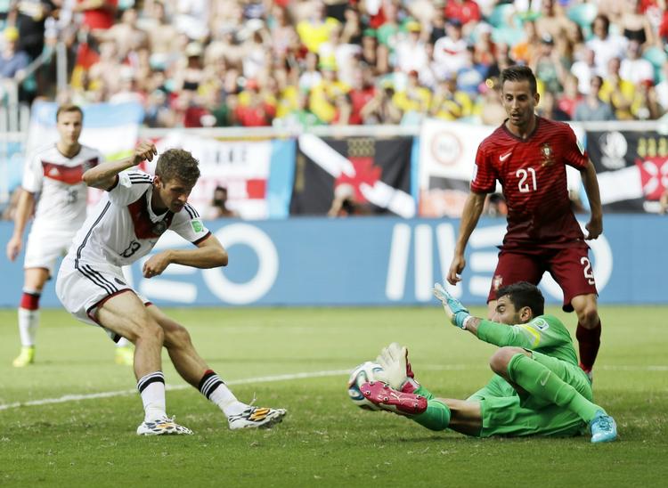 Helten. Thomas Müller scorer sit tredje mål i sejren over Portugal, der fik to mand skadet og Pepe smidt ud. 