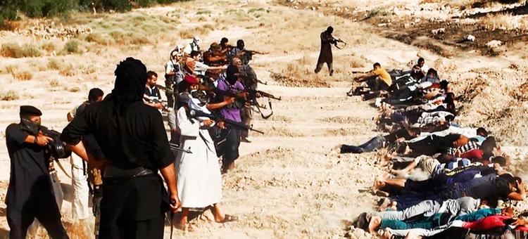Massedrab. Isis hævder at have henrettet 1.700 irakiske soldater. Billedet her er angiveligt taget kort før de påståede drab, og lagt ud på en islamistisk hjemmeside. Det vides ikke, hvad der er sket med mændene i grøften. - Foto: AP 