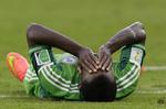 gaaaaab. Nigerias Emmanuel Emenike tager sig til hovedet under kampen mod Iran i går. Det samme gjorde mange af dem, som kedede sig gennem kampen på tv. 